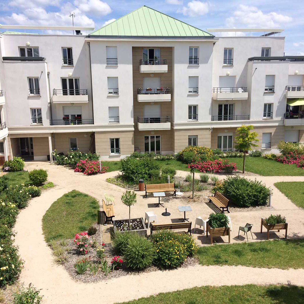 residence-senior-orleans-terrasse-1