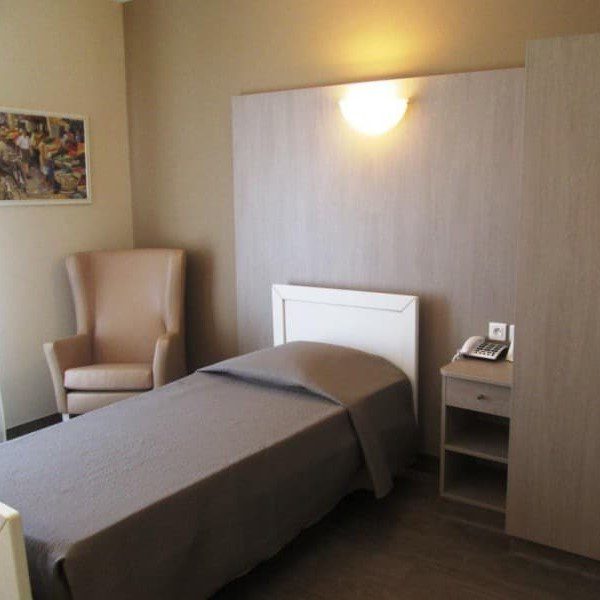 5.maison-de-retraite-orpea-les-fables-brasles-chambre