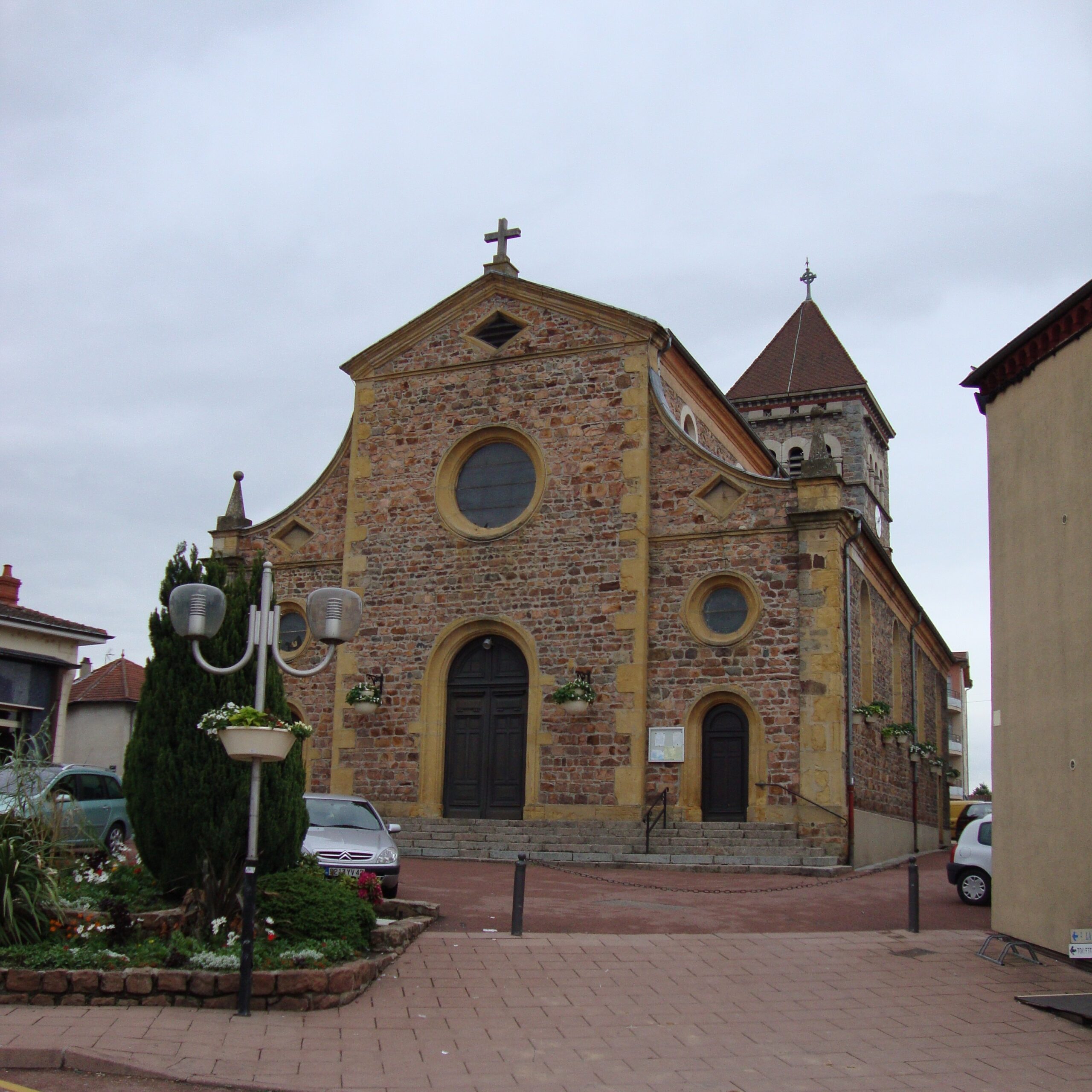 balbigny_loire_fr_eglise_cote_facade